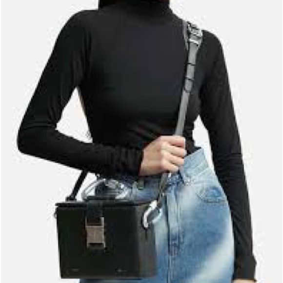 HELIOT EMIL Black Carabiner Box Bag
by Heliot Emil (UNISEX)-Unique - Picture 5 of 16